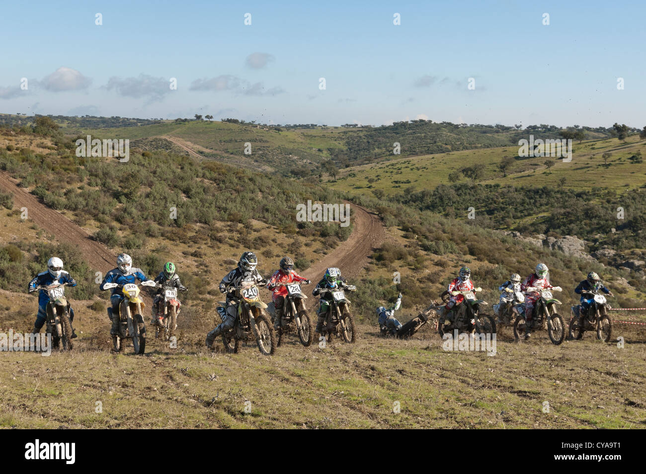 Panoramica dei piloti schierati in linea di partenza della pista di motocross di Safara, Alentejo, Portogallo Foto Stock