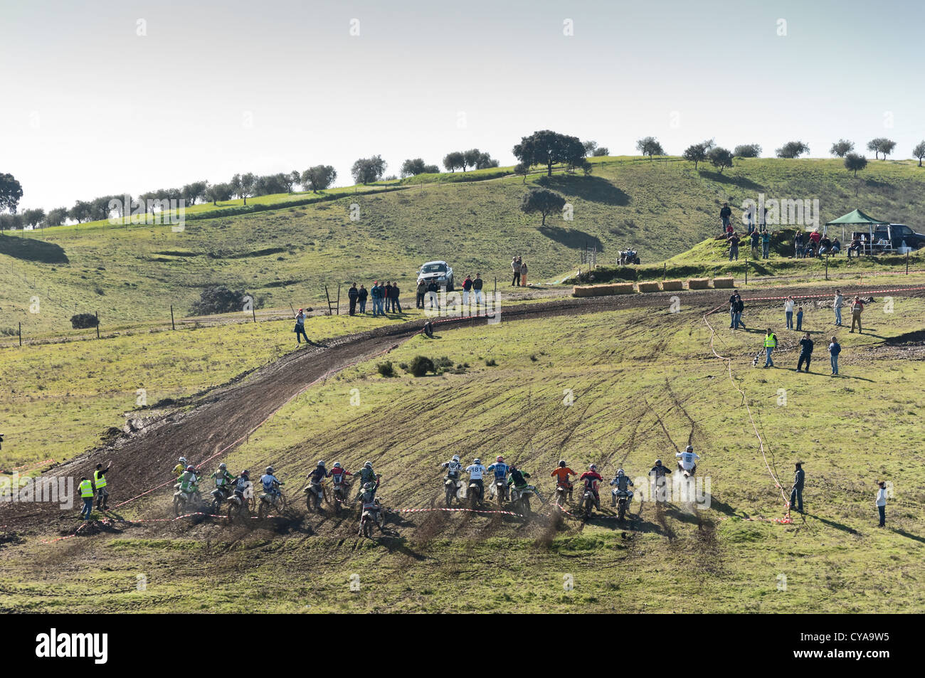 Panoramica dei piloti schierati in linea di partenza della pista di motocross di Safara, Alentejo, Portogallo Foto Stock