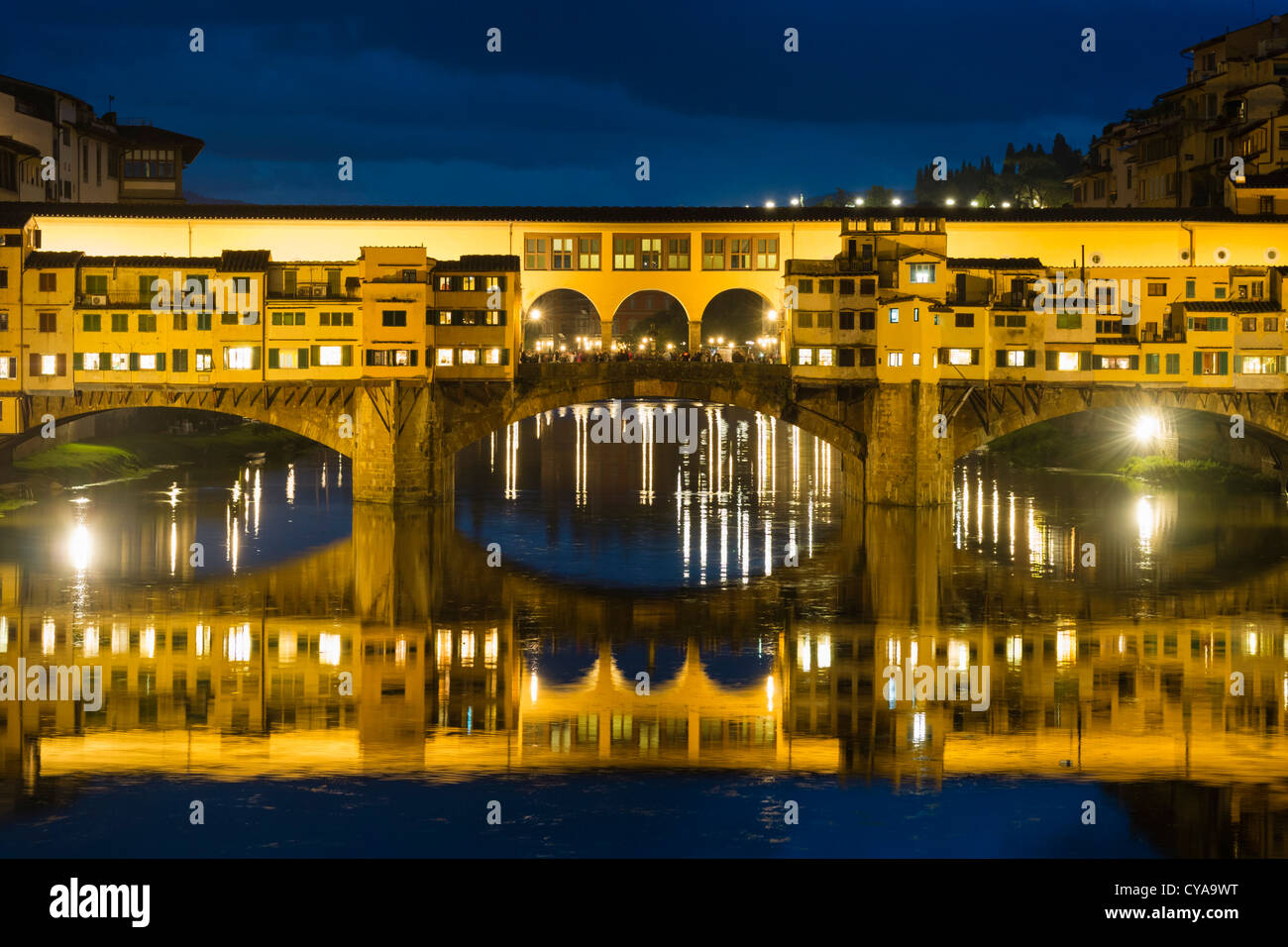 Vista serale del centro storico ponte Vecchio ponte sul fiume Arno a Firenze Italia Foto Stock