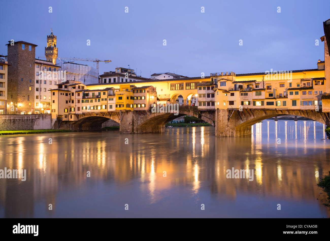 Vista serale del centro storico ponte Vecchio ponte sul fiume Arno a Firenze Italia Foto Stock
