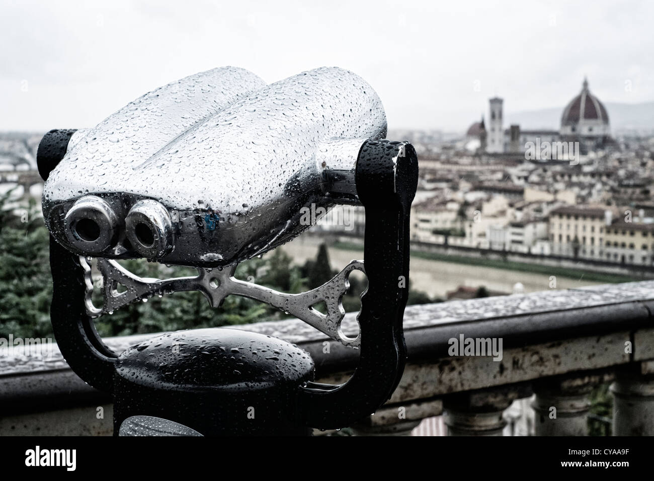 Vista della skyline di Firenze con la visualizzazione pubblica binocolo Foto Stock