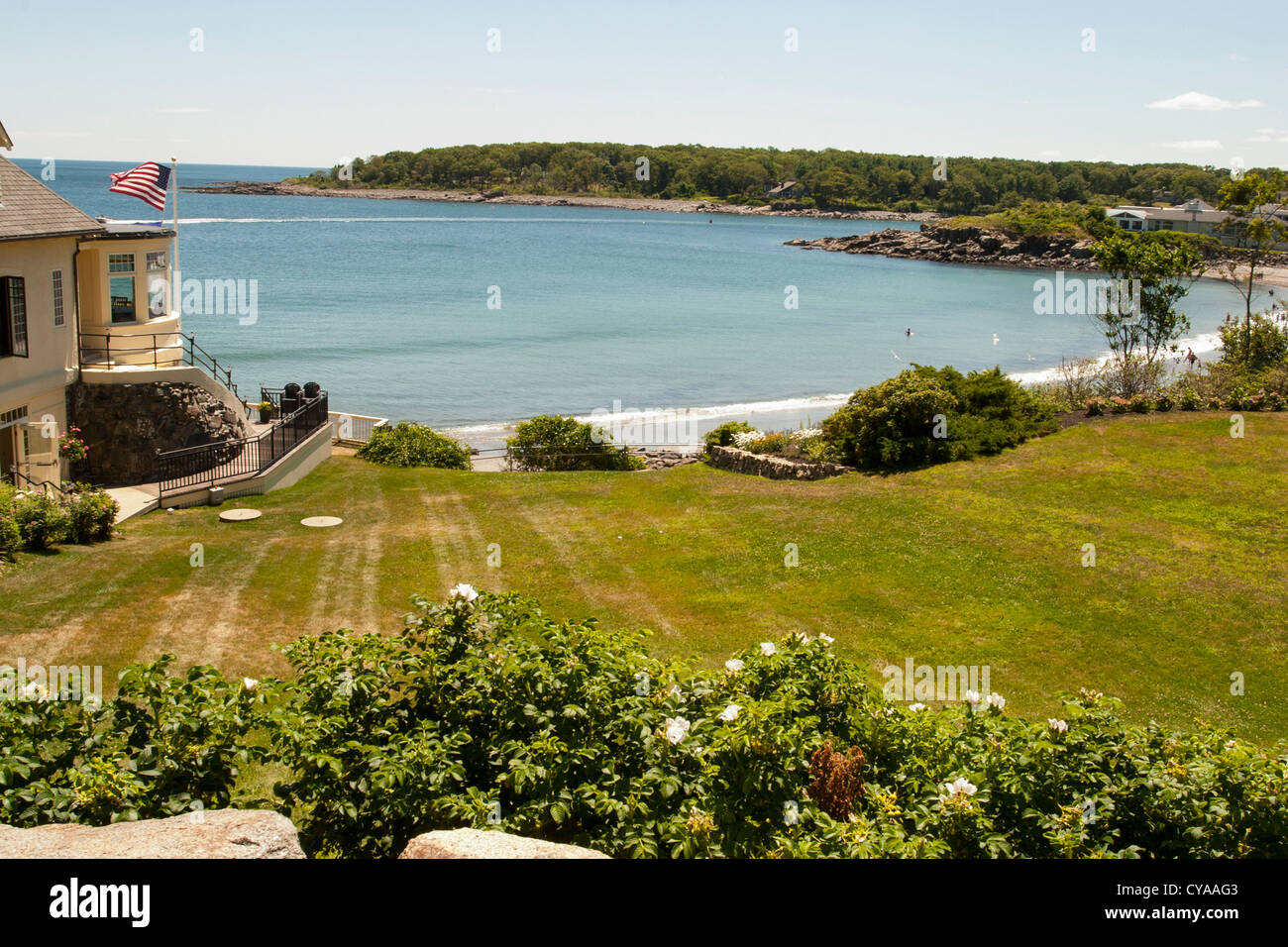 Una visione a lungo termine di York Harbour Beach, York Harbor, Maine su una soleggiata giornata estiva. Il porto di York sala lettura è sulla sinistra. Foto Stock