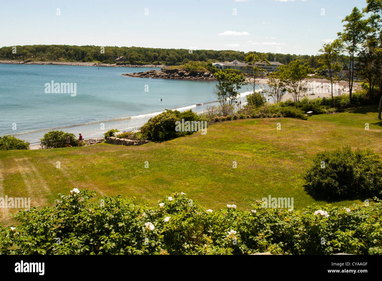 Una visione a lungo termine di York Harbour Beach, York Harbor, Maine su una soleggiata giornata estiva. Vista è da prato della York Harbor sala lettura. Foto Stock
