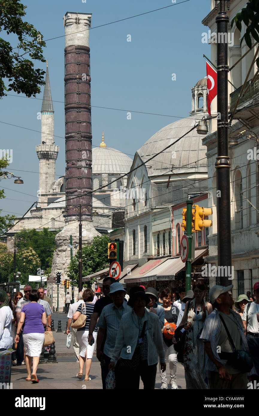 ISTANBUL, Turchia. Una vista della Colonna di Costantino (Cemberlitas) e Gazi Atik Ali Pasa moschea il Divan Yolu. 2012. Foto Stock