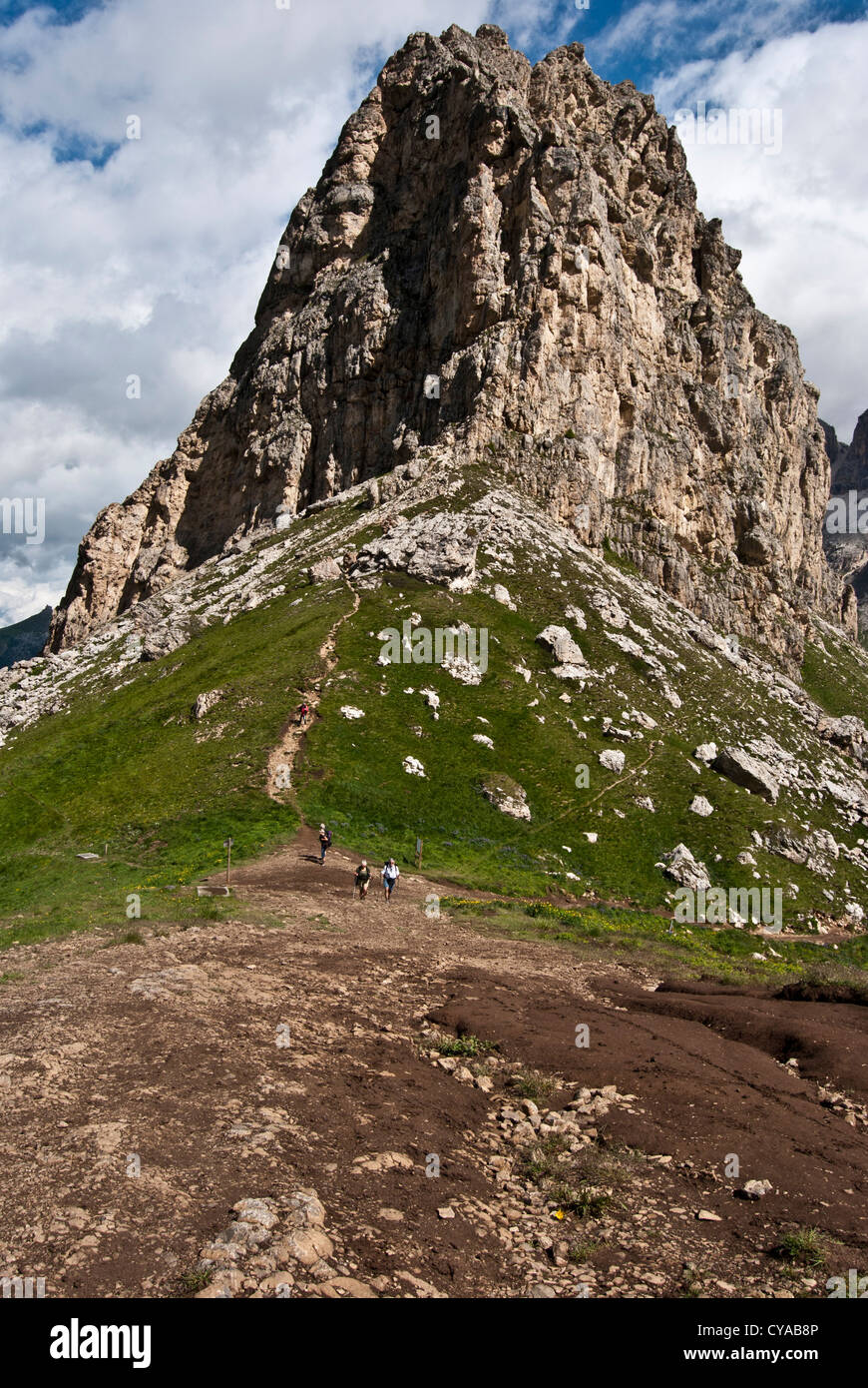 Sass bece picco sul padon cresta di montagna nelle Dolomiti in Italia vicino al passo Pordoi durante la giornata estiva con cielo blu e nuvole Foto Stock