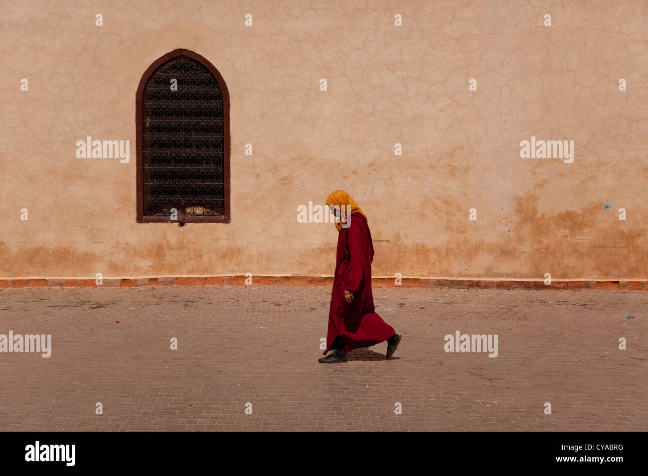 Donna che cammina alla preghiera in Marrakech Foto Stock