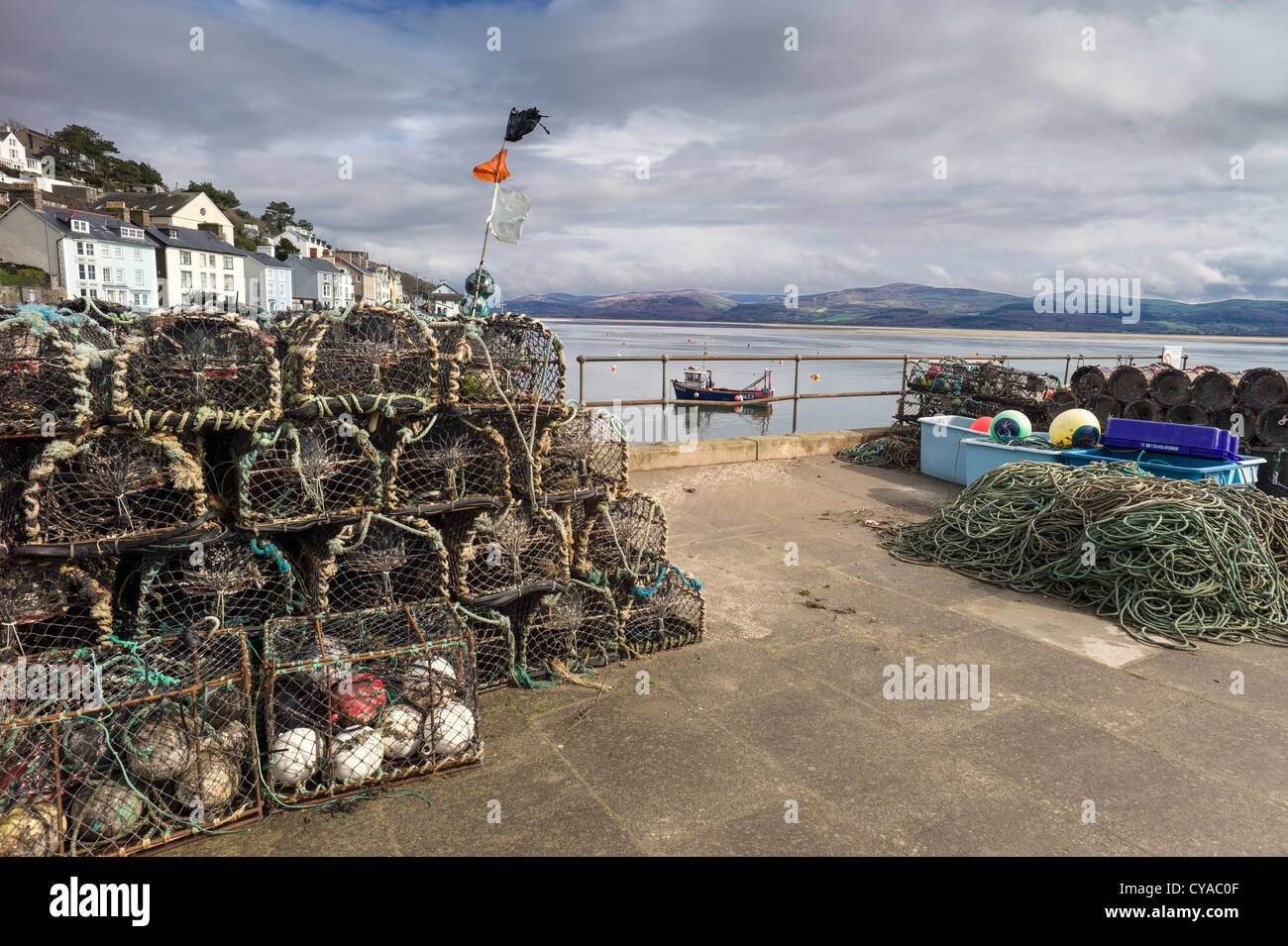 Sulla banchina è attrezzi di pesca compresa di granchi e aragoste pentole, galleggianti, funi e reti , una fascia costiera di pesca in barca si trova al di ancoraggio Foto Stock