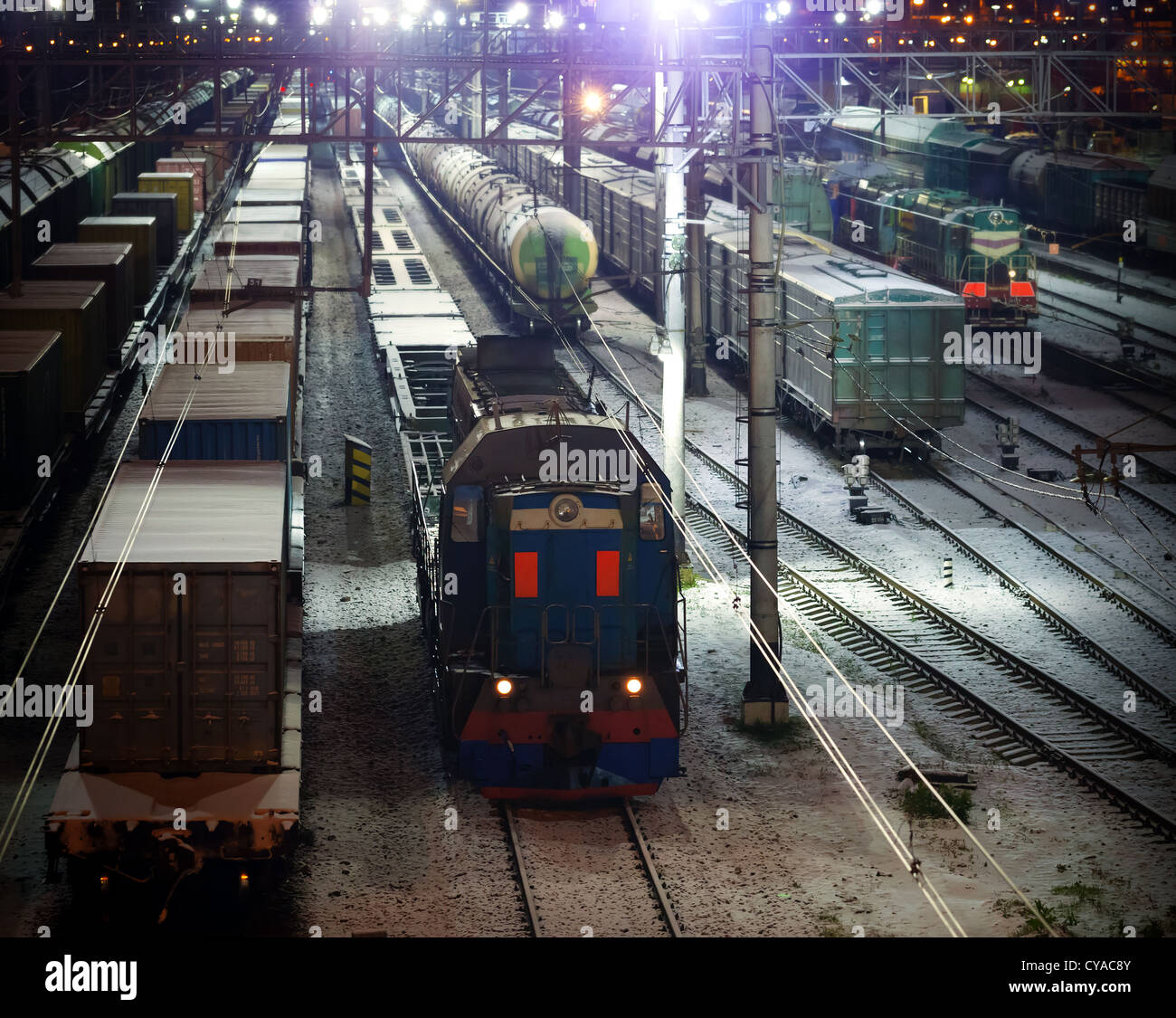 Ferrovia scena notturna con le luci e i treni merci Foto Stock