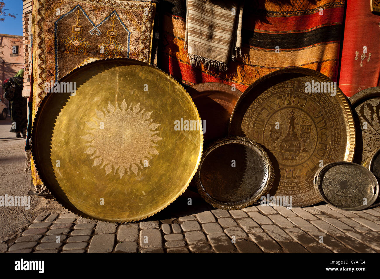 Vassoi da portata tradizionali in ottone decorati Foto Stock