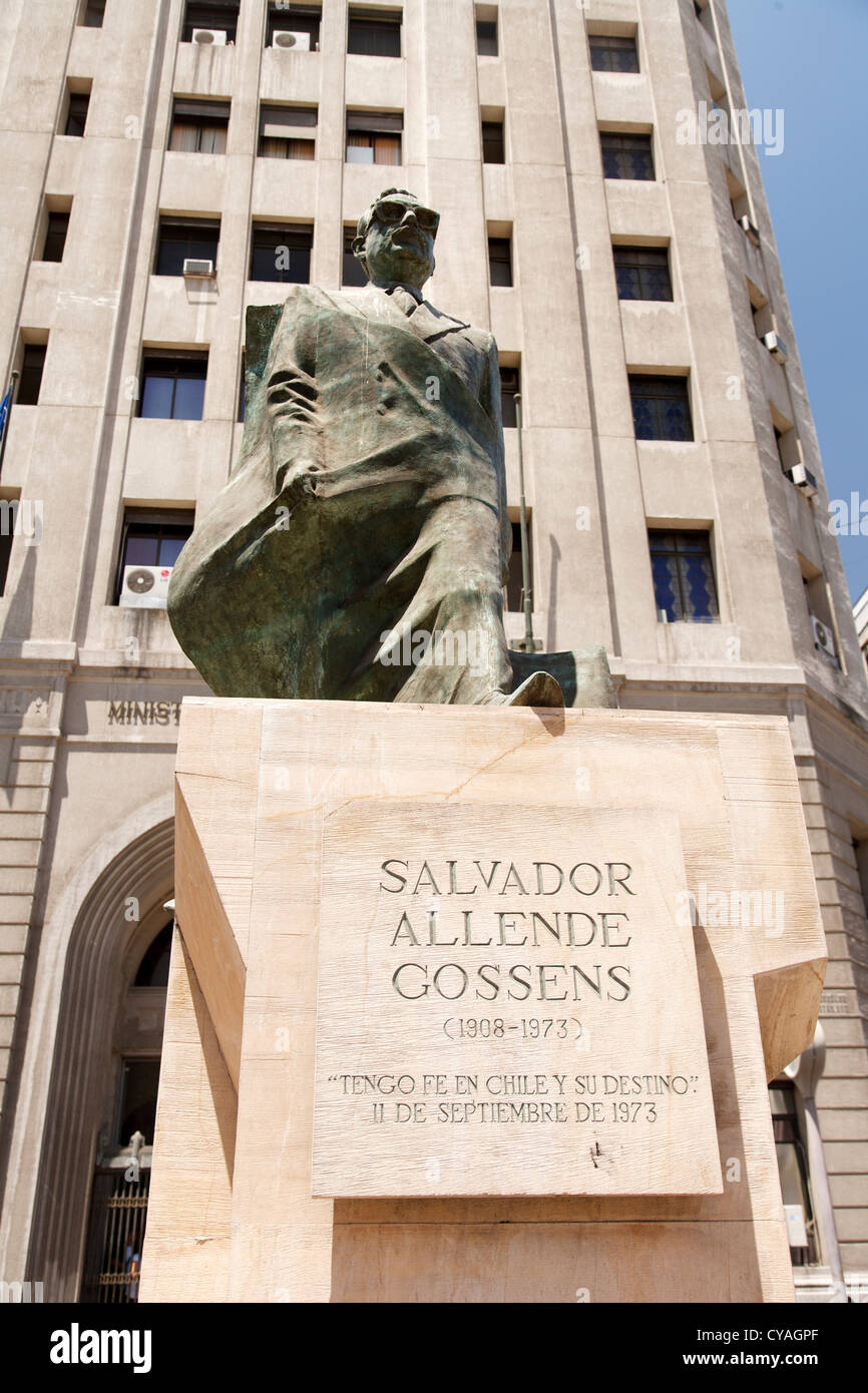 Statua del Presidente Salvador Allende, Plaza de la Costituzione, Santiago del Cile Foto Stock