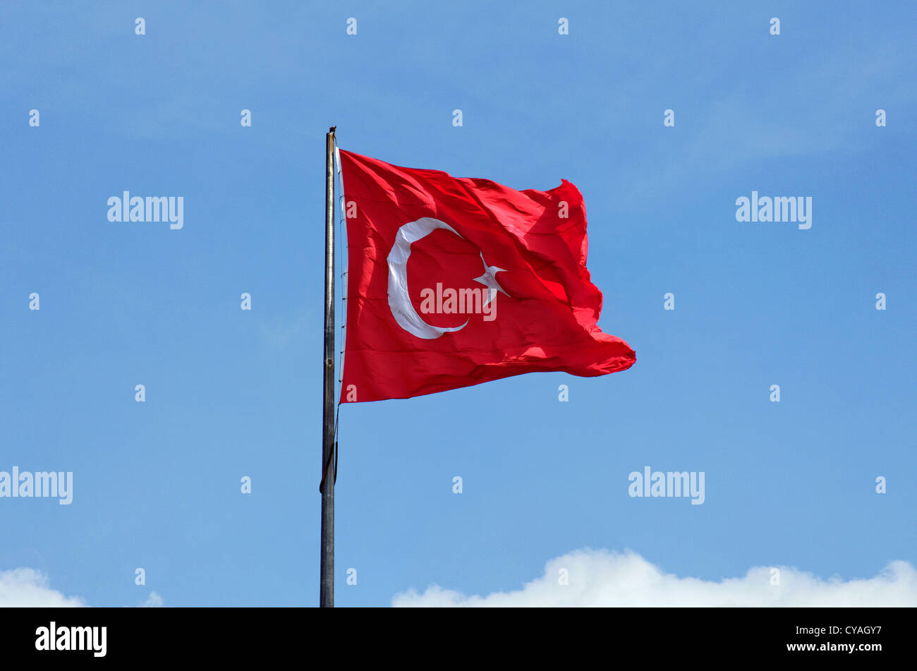 Bandiera turca con la mezzaluna e stella contro il cielo blu Foto Stock