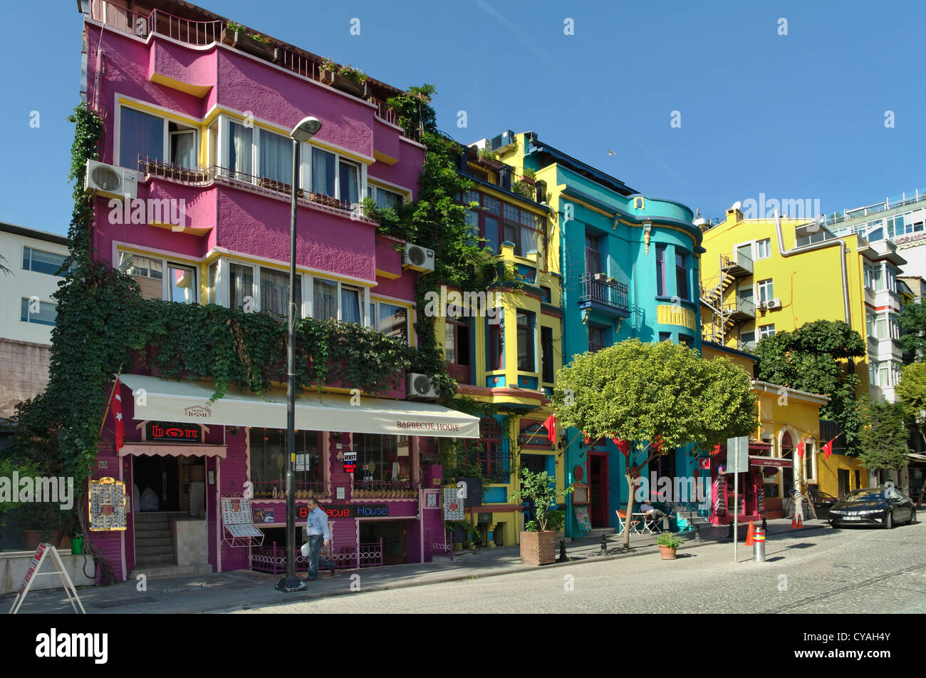 Alberghi colorati su Yerebatan Street, adiacente al Yerebatan cisterna sotterranea, Sultanahmet, Fatih, Istanbul, Turchia. Foto Stock