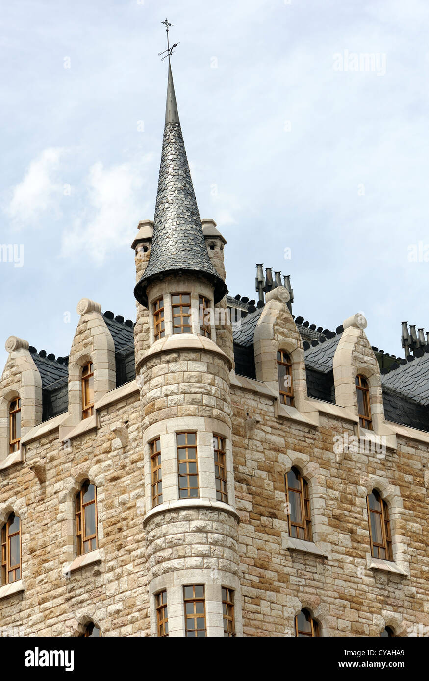 La torretta sulla Casa de Botines progettato da Antoni Gaudi. Leon. Foto Stock
