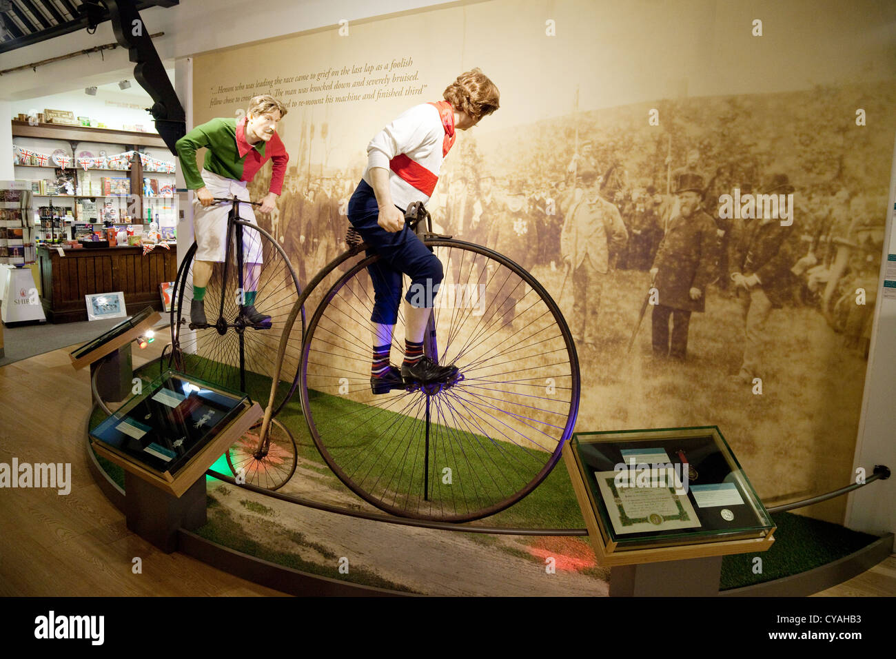 Un vecchio cycle race con penny farthings, giochi olimpici museum, Much Wenlock nello Shropshire, Regno Unito Foto Stock