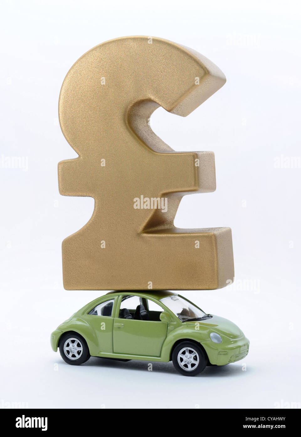 Sterlina britannica segno sul modello RE auto car makers produce l'industria Assicurazione spese automobilistiche IMPOSTA UN AUMENTO DEI PREZZI DI ROAD UK Foto Stock