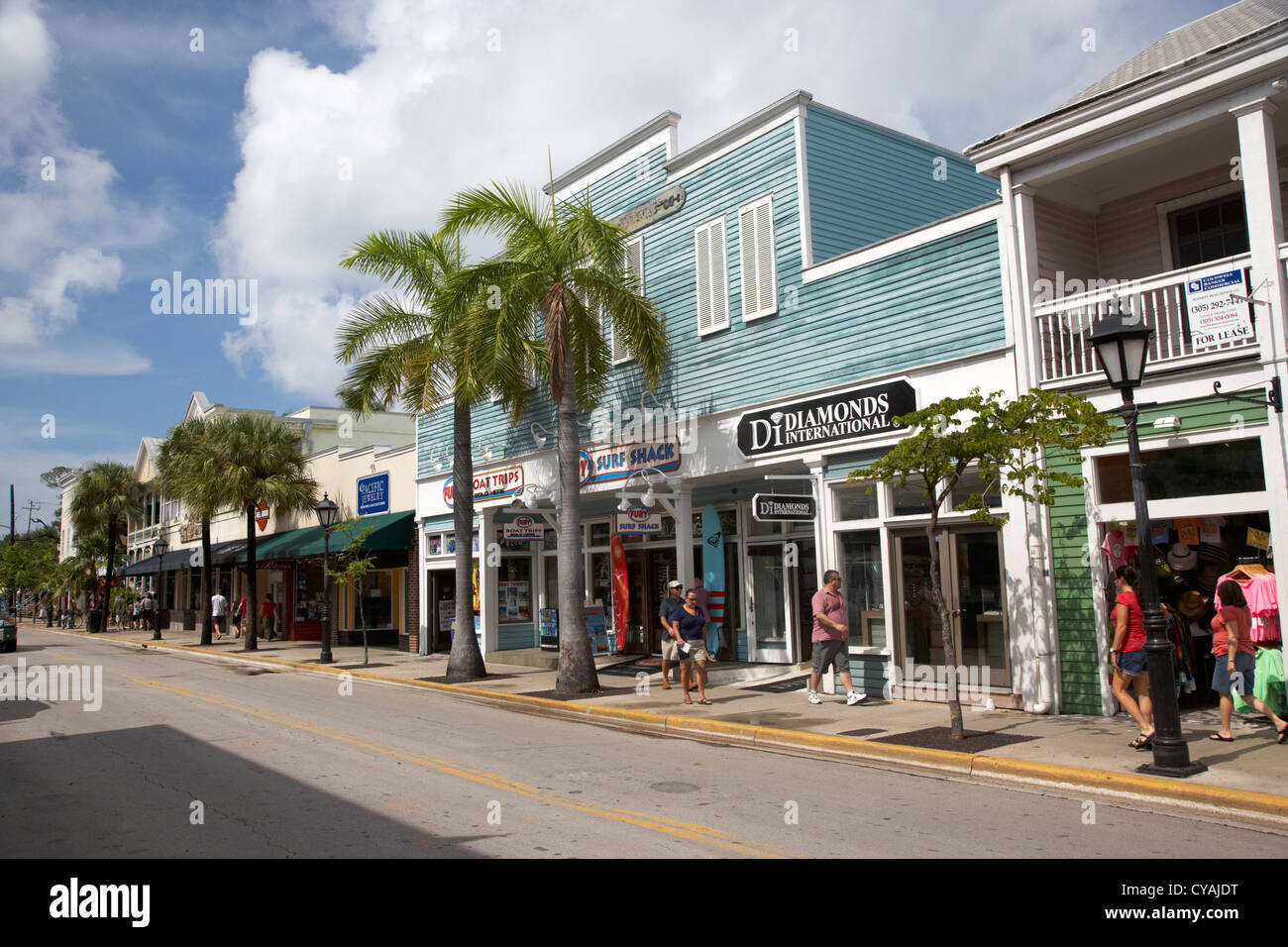 Negozi e magazzini su Duval Street città vecchia Key West Florida usa Foto Stock