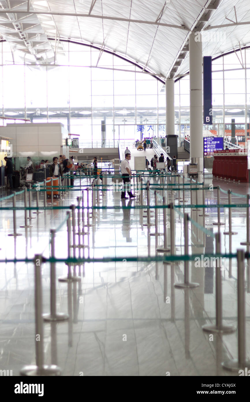 Accodamento di controllo della folla barriere all'aeroporto di Hong Kong Foto Stock