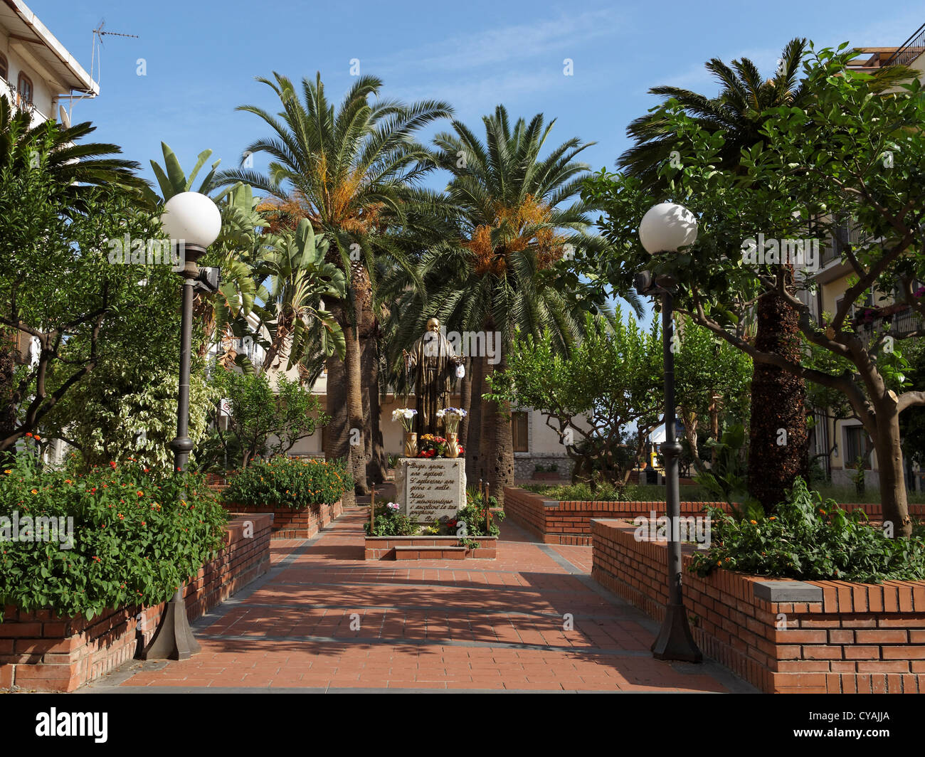 Una statua di Padre Pio. Letojanni, Sicilia, Italia. Foto Stock