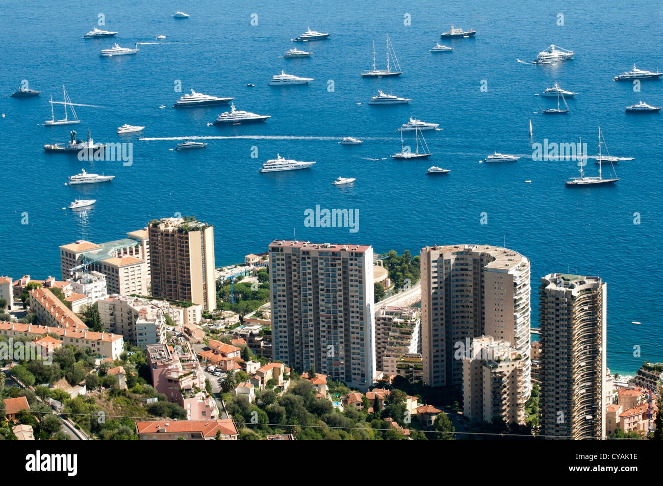 Vista su Monaco e molti yacht nella baia Foto Stock