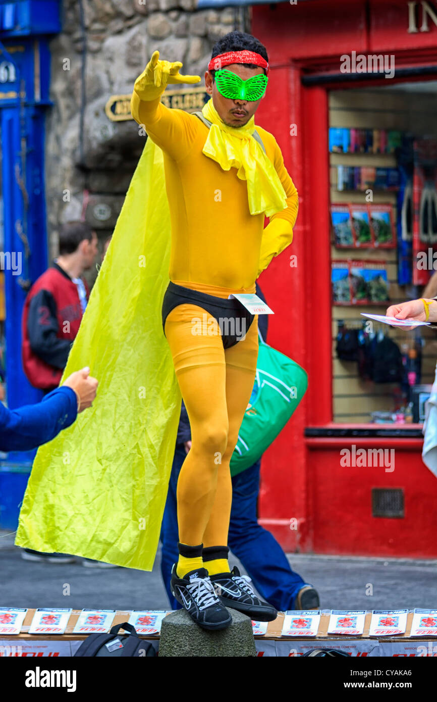 Uomo vestito come un tappata super hero, Edinburgh Fringe Festival Scozia Foto Stock
