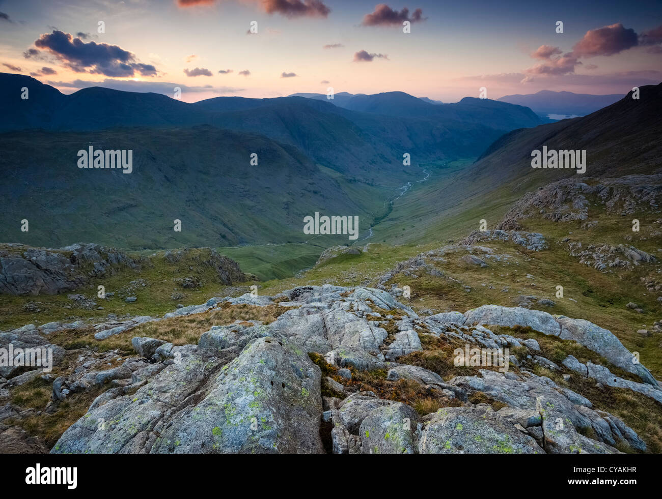 Crepuscolo scende oltre Seathwaite dalla cresta Glaramara nel distretto del lago, Inghilterra. Foto Stock