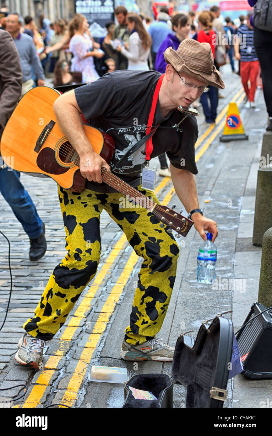 Street busker prelevare una bottiglia di acqua, Edimburgo, Scozia Foto Stock