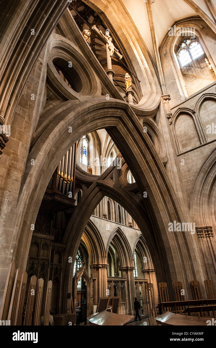 WELLS, Inghilterra — la Cattedrale di Wells, una meraviglia architettonica del periodo gotico, sorge alto nel cuore di Wells, Somerset. La cattedrale, rinomata per la sua splendida facciata ovest e gli unici archi a forbice, è stata per secoli un luogo di culto e pellegrinaggio, che incarna la ricca storia religiosa e architettonica della città. Foto Stock