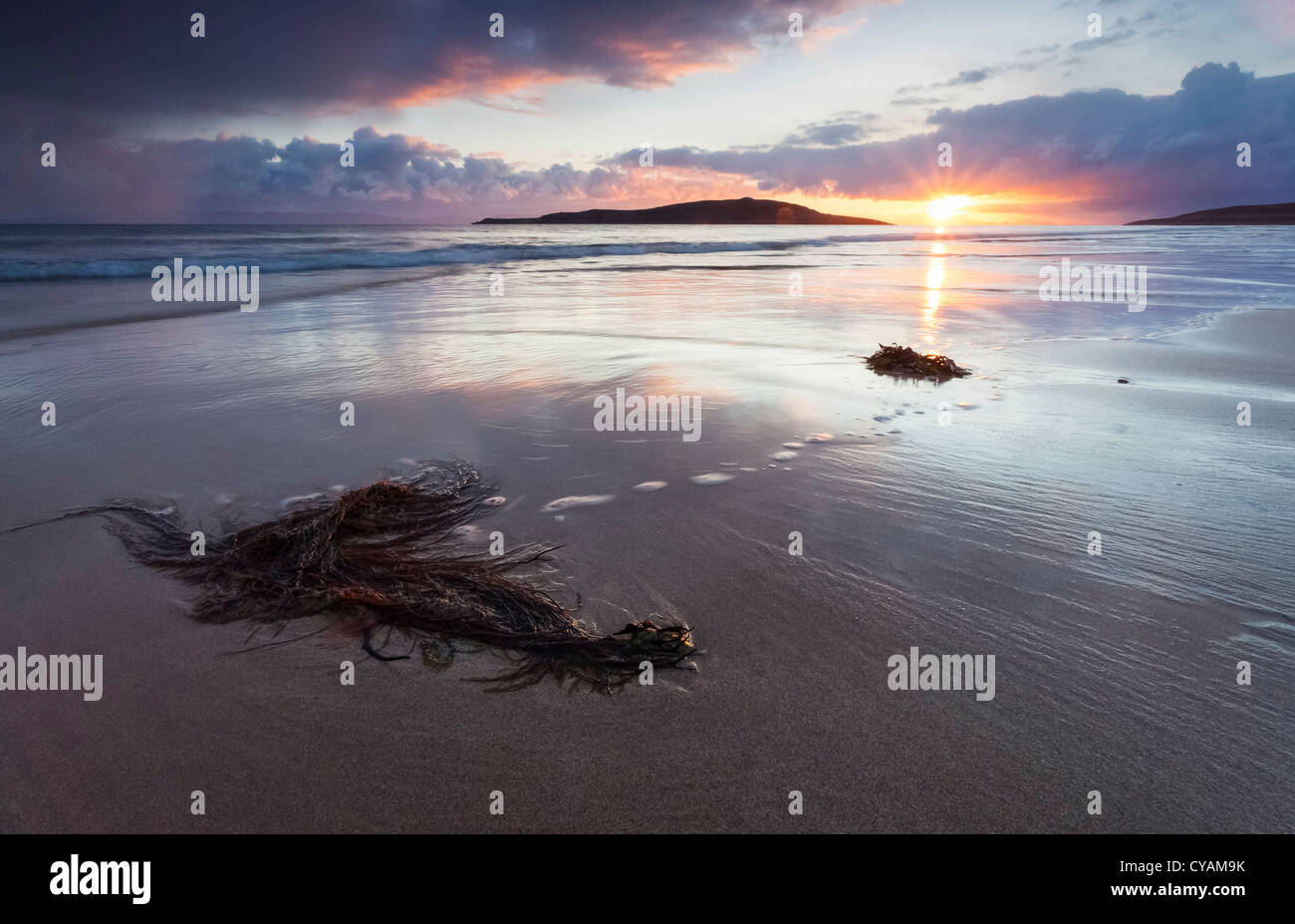 Il sole tramonta sulla baia di sabbia a Gairloch nel Nord Ovest Highlands della Scozia Foto Stock