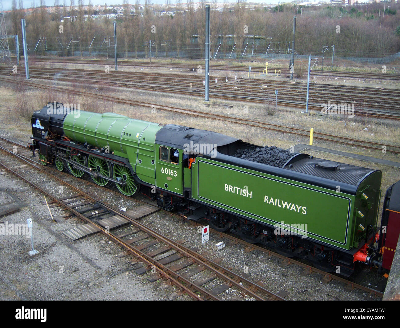 Nuovo di zecca locomotiva a vapore 60163 tornado arriva a tyne cantiere per essere sottoposto a manutenzione tra il fuori e viaggi di ritorno del tyne tornado rail tour. tornado è effettivamente marcia indietro a questo punto con il suo treno trasportato al cantiere da la stazione centrale di Newcastle da due locomotive diesel. Foto Stock