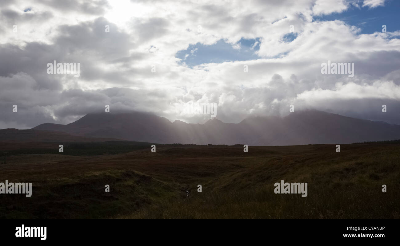 Il cloud computing si rompe da Cuillin Ridge rivelando le creste frastagliate. Isola di Skye. Foto Stock