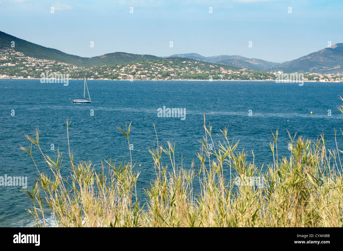 Riviera francese viste da Saint Tropez. Yacht e Barche a vela Foto Stock