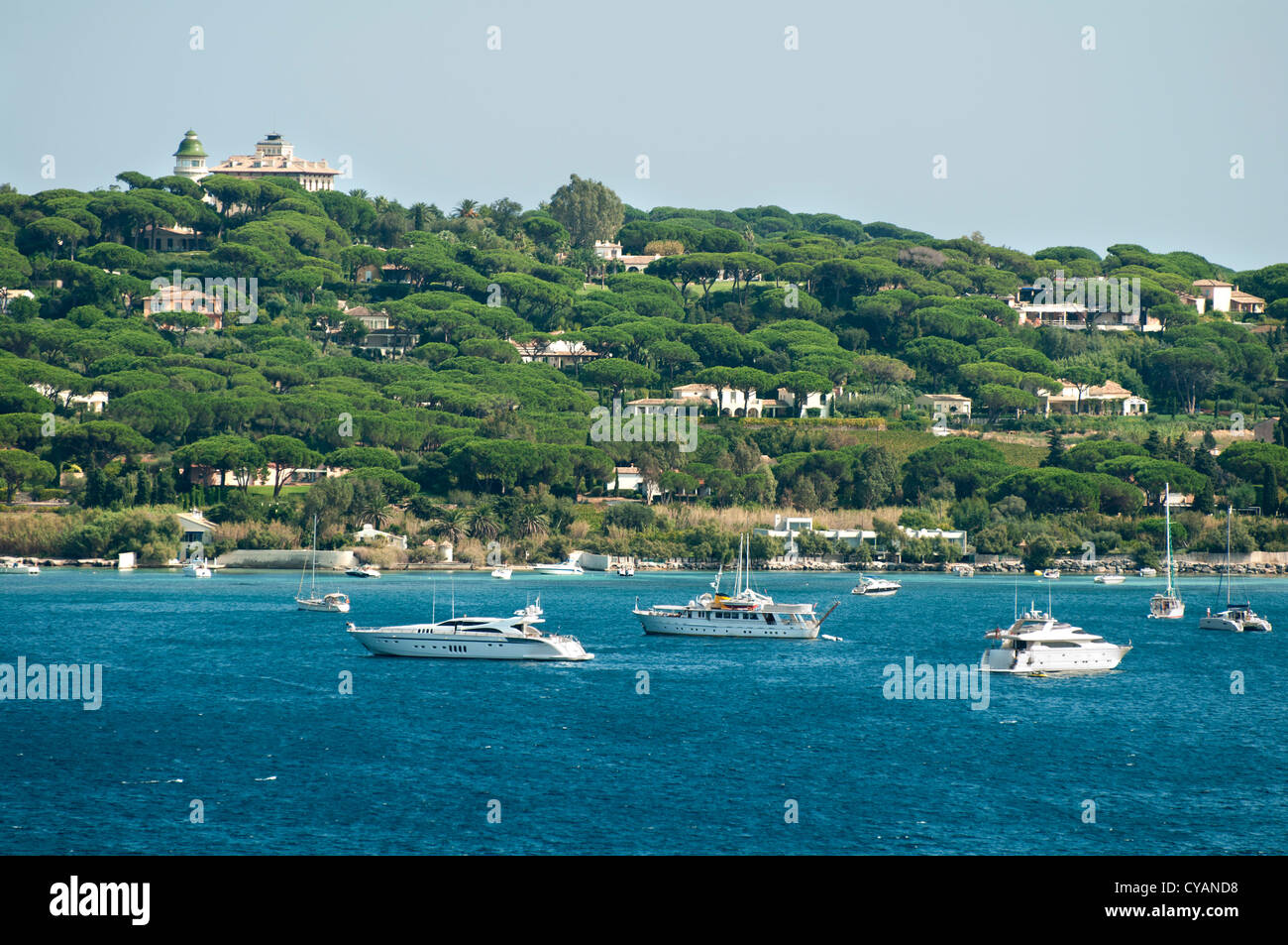 Riviera francese viste da Saint Tropez. Yacht e Barche a vela Foto Stock