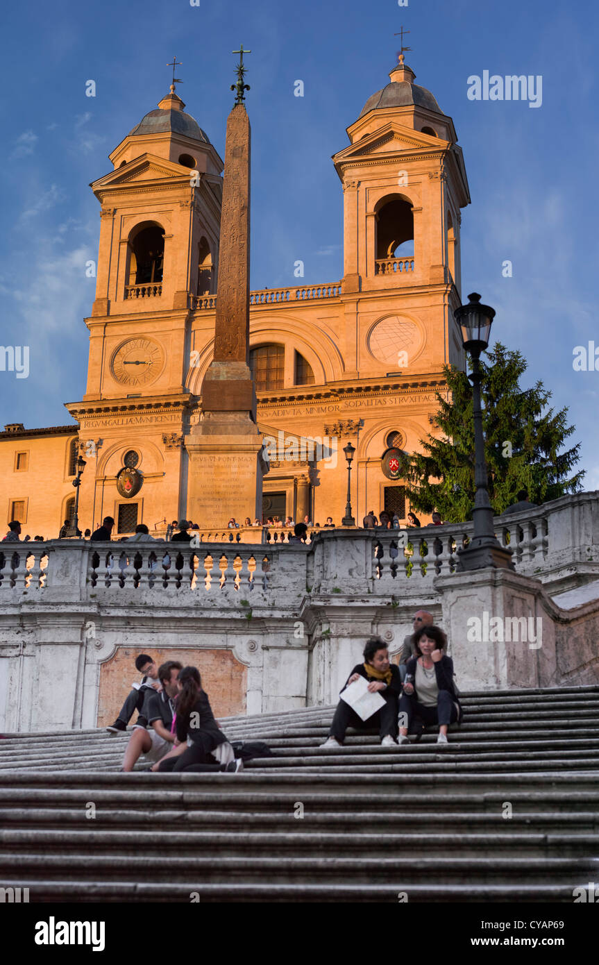 TRINITA DEI MONTI, obelisco (2ND C AD) & Spanish Steps al tramonto, PIAZZA DI SPAGNA, Roma Foto Stock