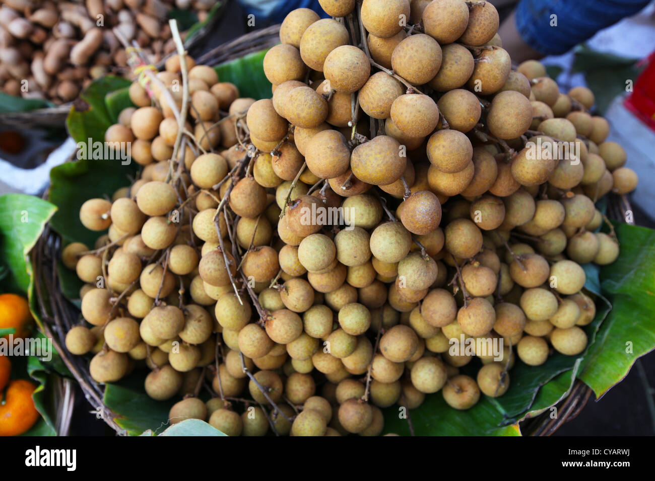 Longan grappoli di frutta sul mercato alimentare nel sud-est asiatico Foto Stock