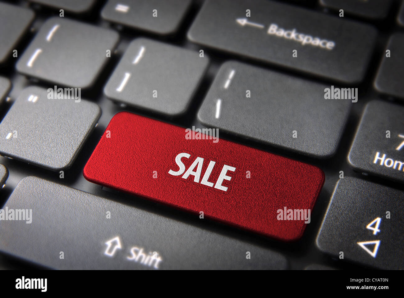 Stagione dello shopping online offerta: pulsante rosso con la vendita testo sulla tastiera del notebook. Incluso percorso di clipping, così puoi modificare facilmente. Foto Stock