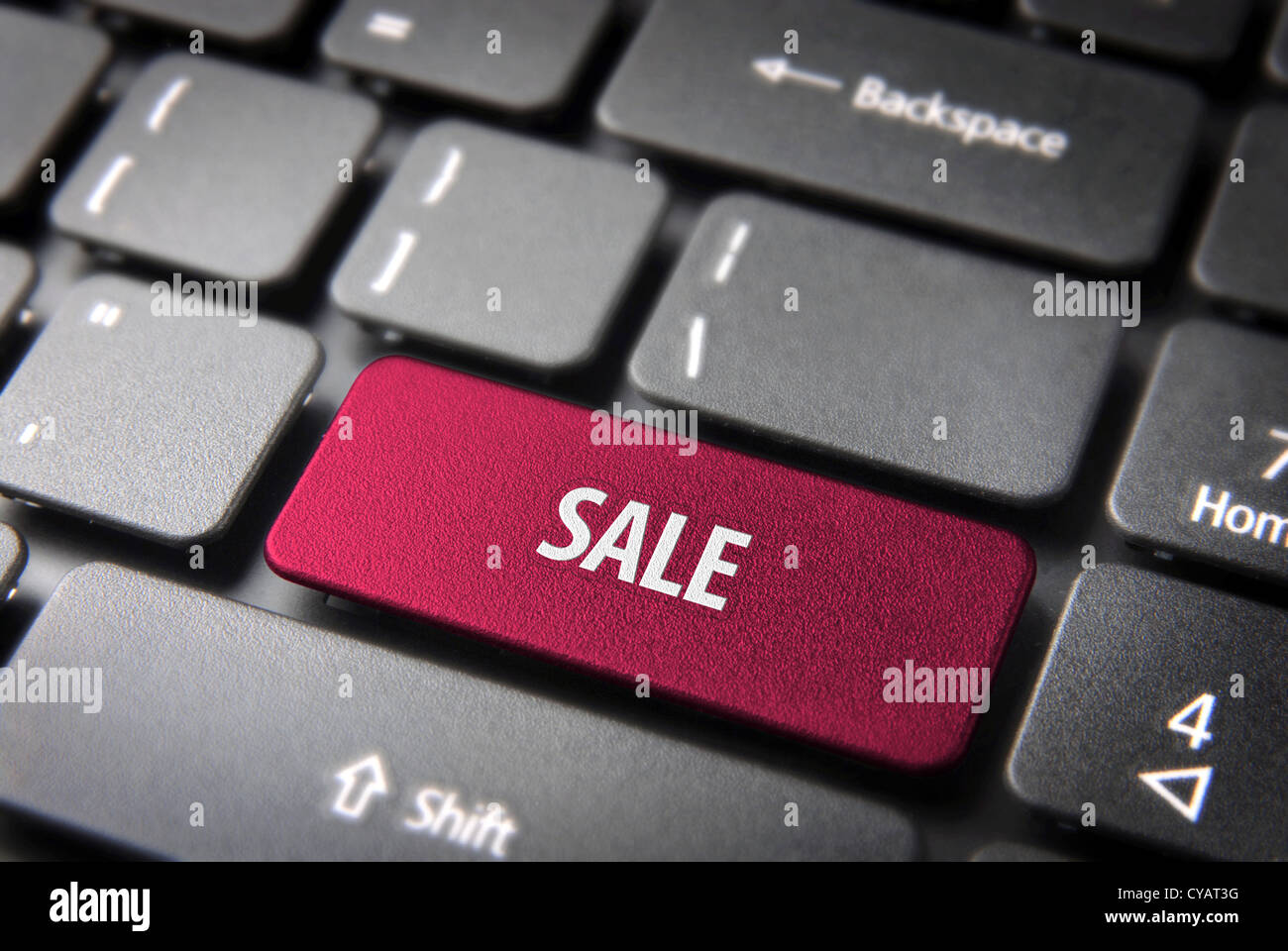 Stagione dello shopping online offerta: pulsante rosso con la vendita testo sulla tastiera del notebook. Incluso percorso di clipping, così puoi modificare facilmente. Foto Stock