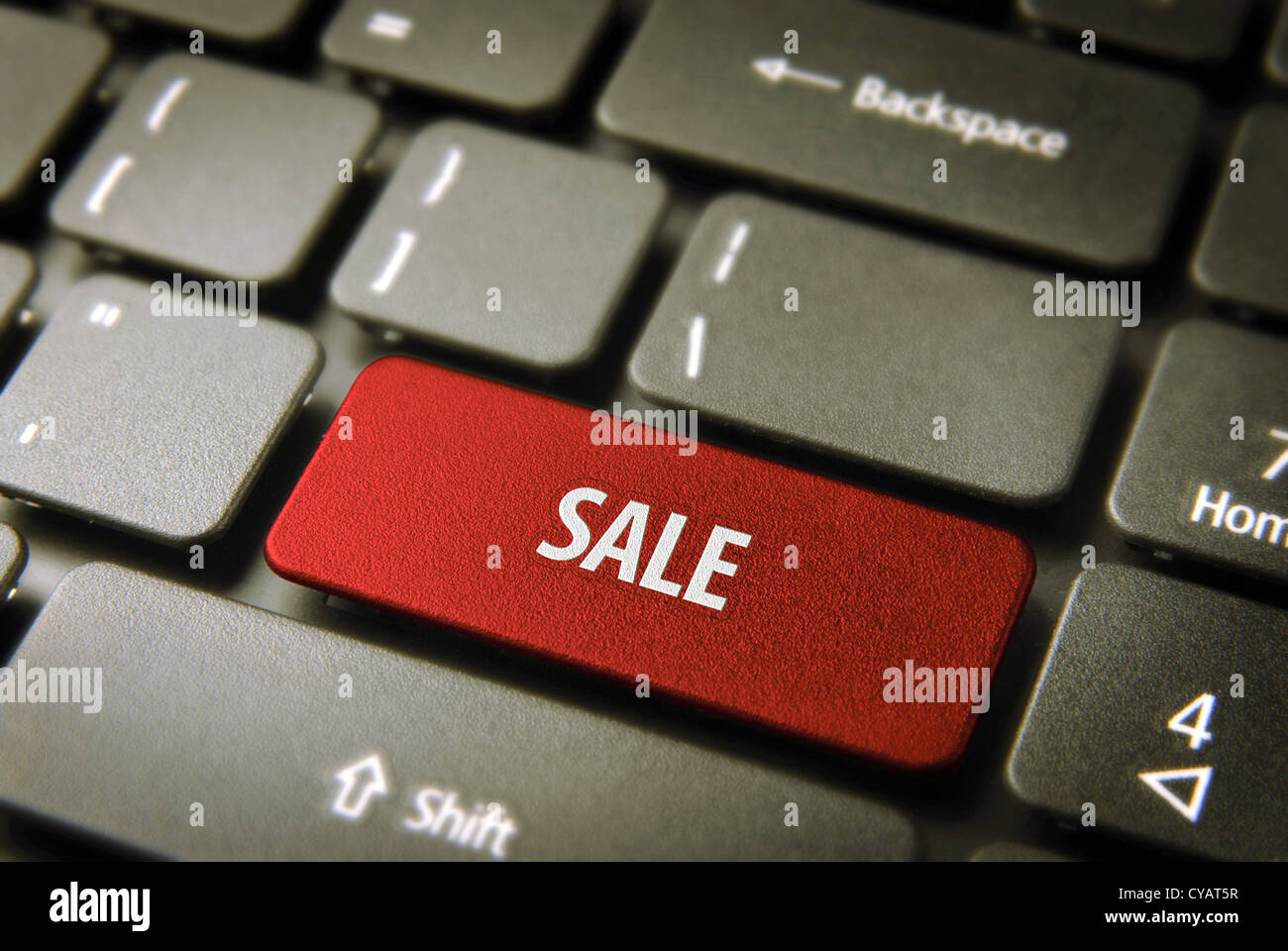 Stagione dello shopping online offerta: pulsante rosso con la vendita testo sulla tastiera del notebook. Incluso percorso di clipping, così puoi modificare facilmente. Foto Stock