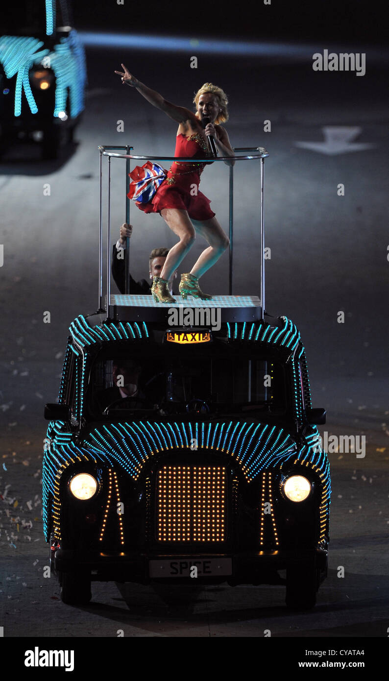 Geri Halliwell esegue sulla sommità del London taxi alla Olimpiadi di Londra 2012 Cerimonia di chiusura Foto Stock