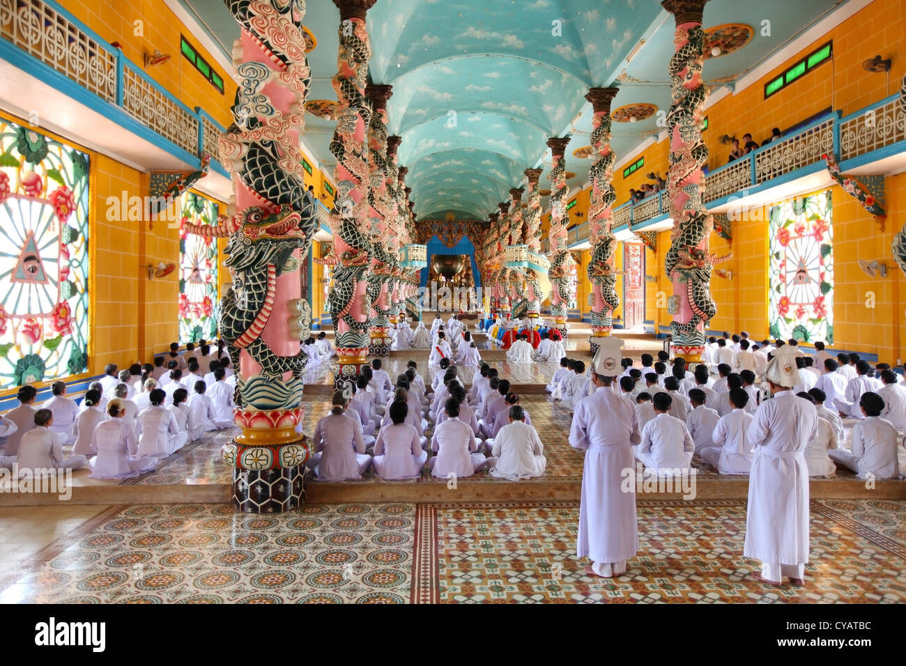 Cao Dai temple in Vietnam, il momento di preghiera Foto Stock