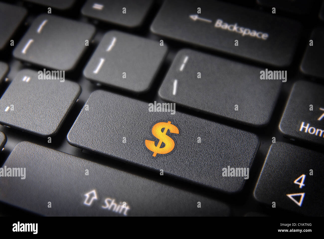 Fare soldi con internet: giallo dollar simbolo di valuta sulla tastiera del notebook. Incluso percorso di clipping, così puoi modificare facilmente. Foto Stock