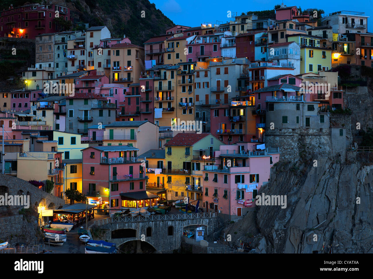 Vista notturna di Manarola (Cinque Terre,l'Italia) Foto Stock