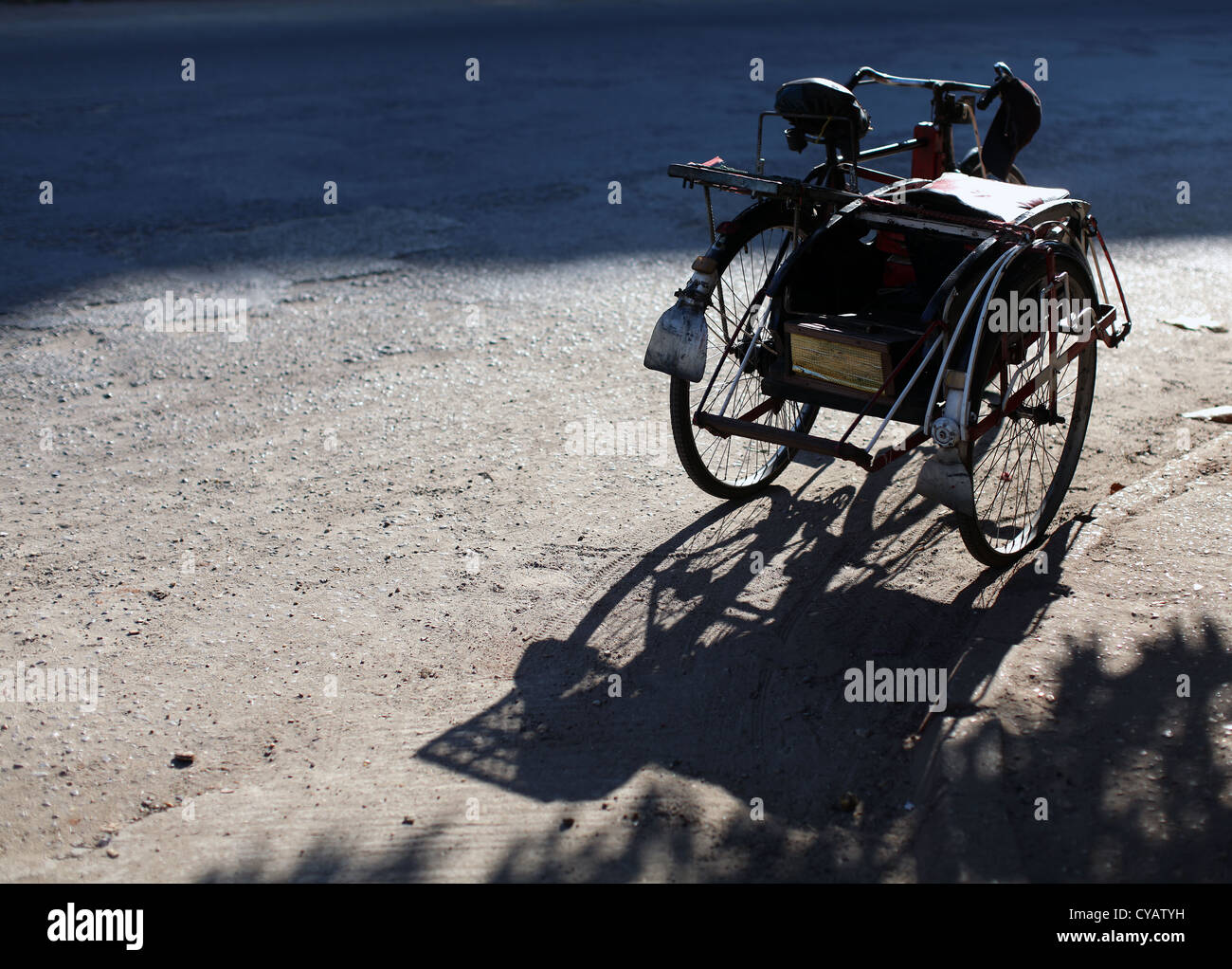 Il ciclo di trasporto rickshaw o cyclo sul marciapiede in Myanmar Foto Stock