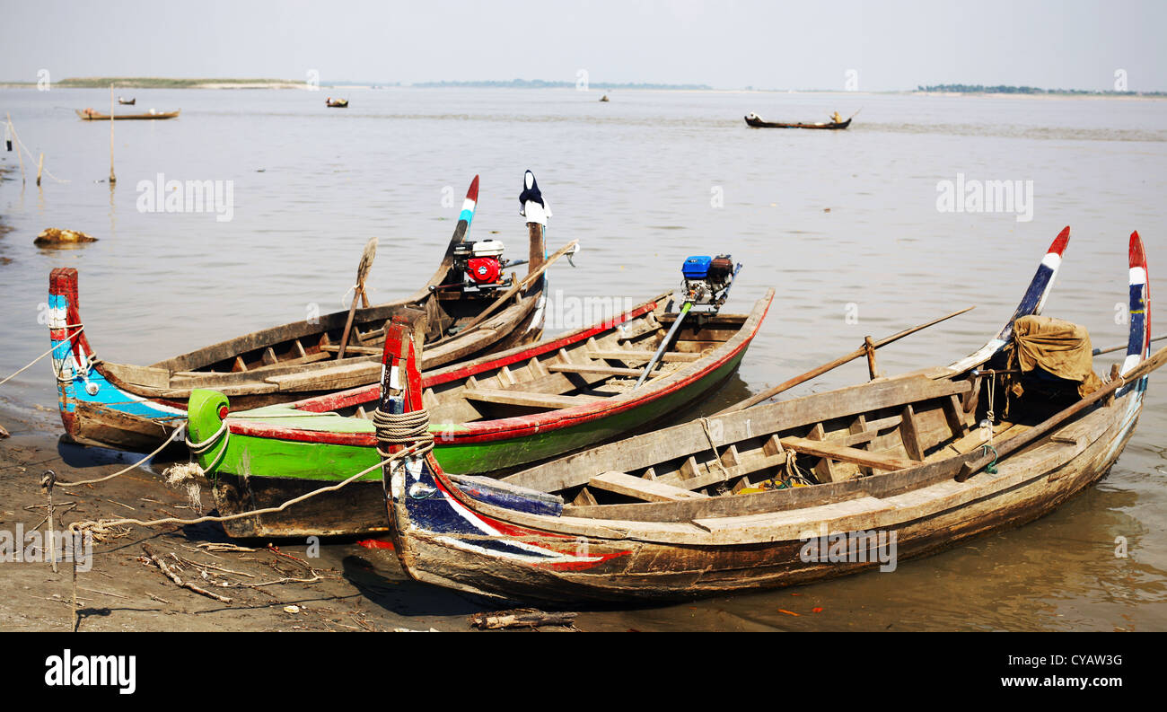 I pescatori la barca di legno sul fiume Ayeyarwaddy in Myanmar Foto Stock
