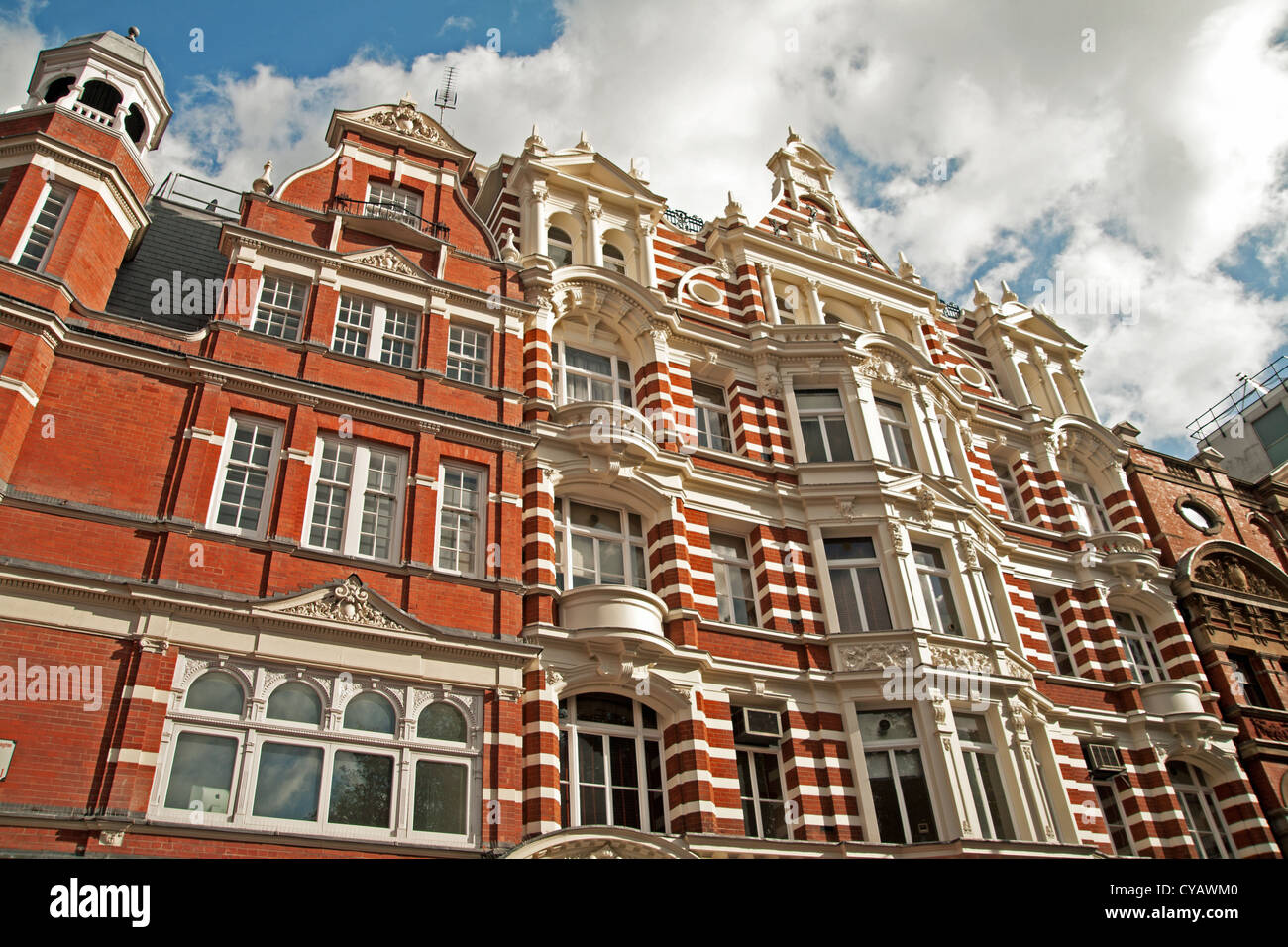 Architettura su Sloane Square, Royal Borough di Kensington e Chelsea, London, England, Regno Unito, Europa Foto Stock