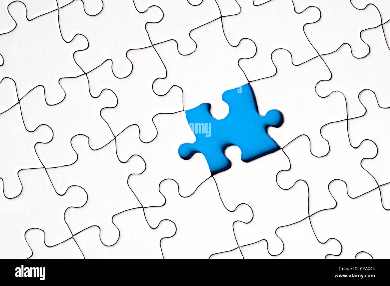 Un vuoto bianco puzzle con un unico pezzo mancante. Foto Stock