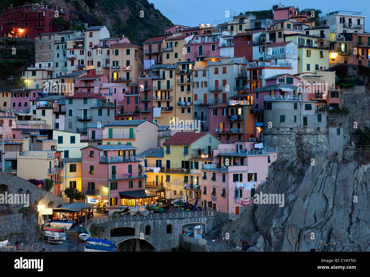 Vista notturna di Manarola (Cinque Terre,l'Italia) Foto Stock
