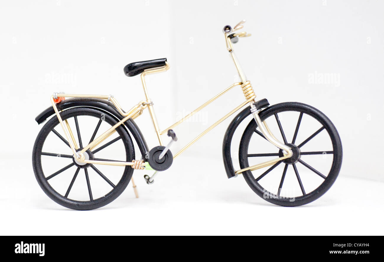 Artigianato del modello di bicicletta con sfondo bianco Foto Stock