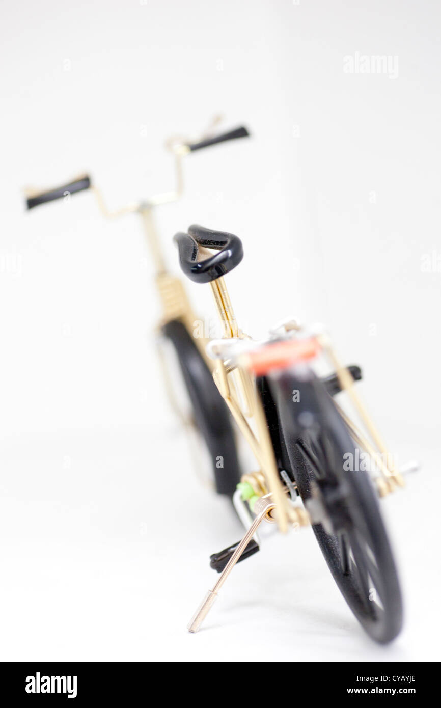 Artigianato del modello di bicicletta con sfondo bianco Foto Stock
