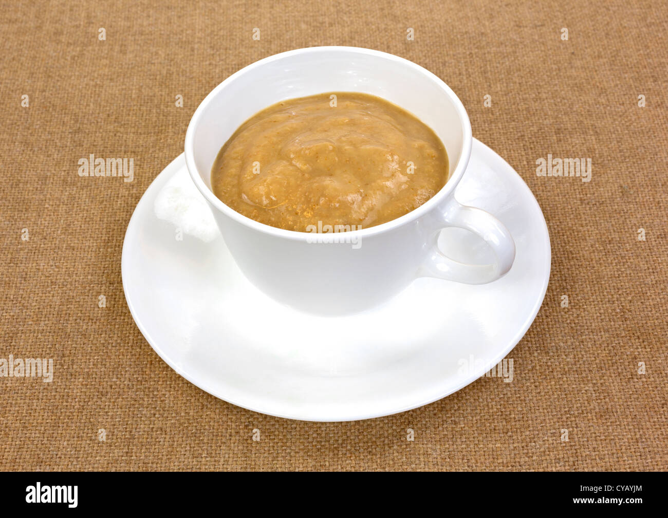 Una densa e cremosa di elevata potenza bevanda antiossidante in una tazza bianca e il piattino. Foto Stock