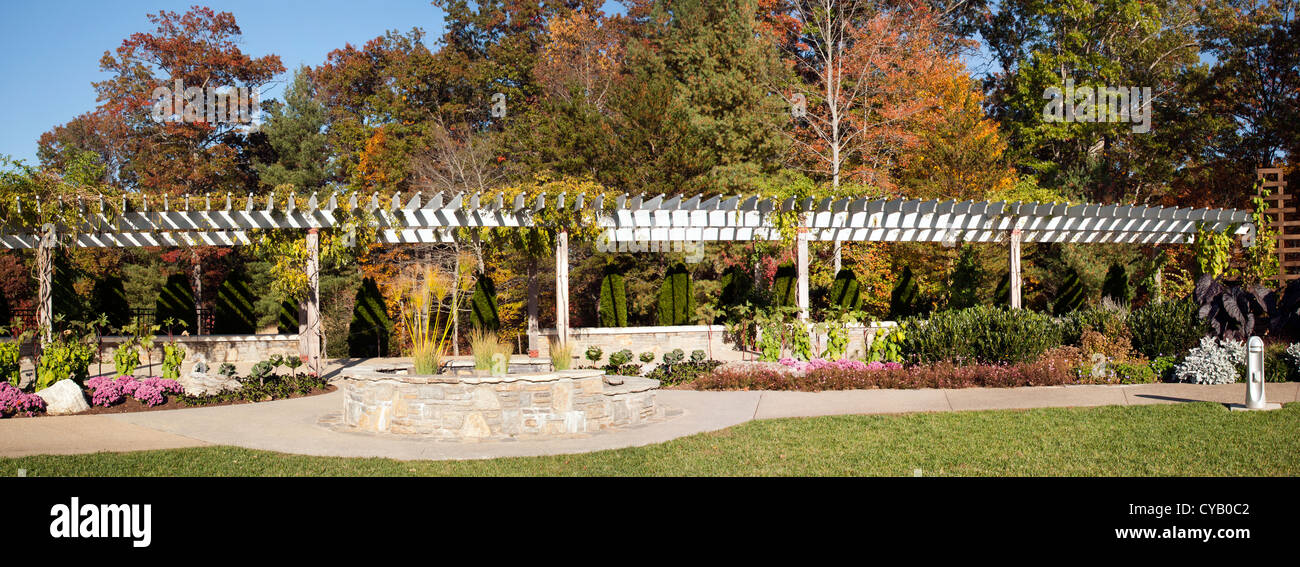 Garden Trellis presso la North Carolina Arboretum (panoramico immagine composita) - Asheville, North Carolina, STATI UNITI D'AMERICA Foto Stock